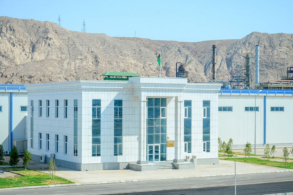 Turkmenbashi complex of oil refineries launched the production of a new type of polypropylene film