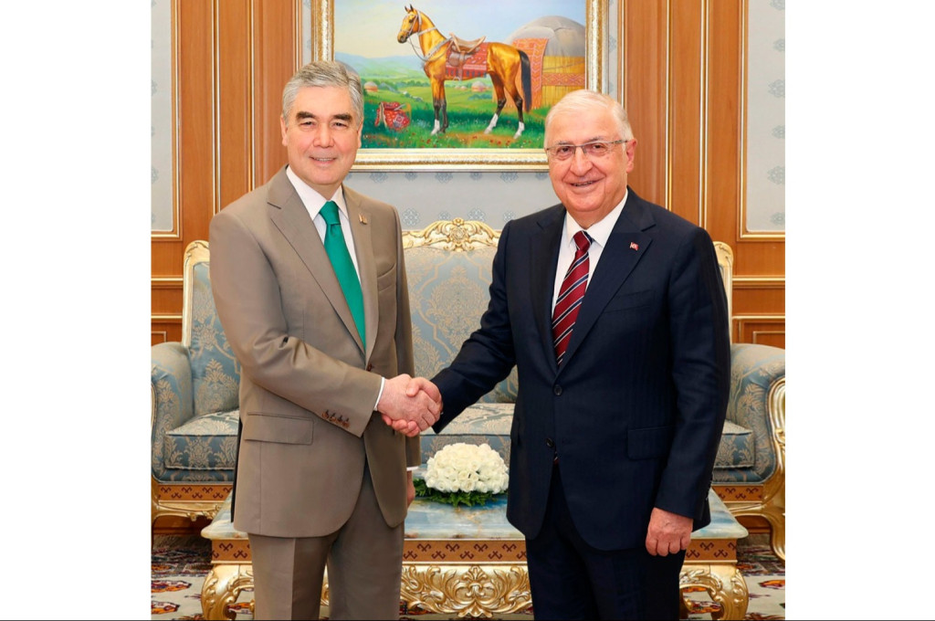 Chairman of the Halk Maslahaty of Turkmenistan Gurbanguly Berdimuhamedov met with the Minister of National Defense of the Republic of Turkey