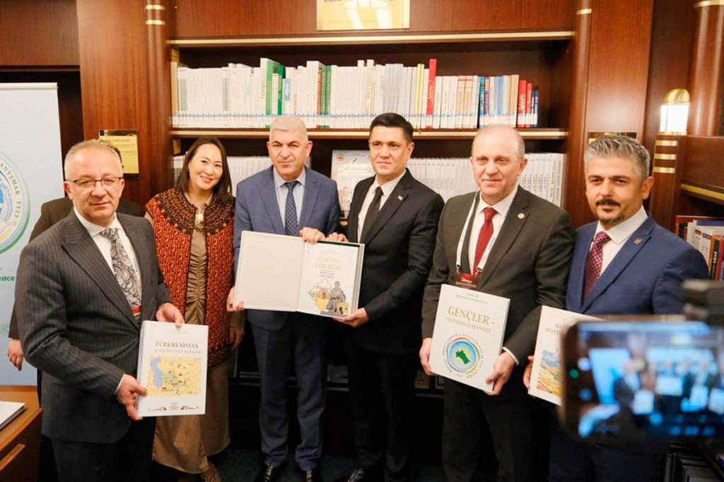 Türkmenistanyň Prezidentiniň hem-de Türkmen halkynyň Milli Lideriniň kitaplary Türkiýe Respublikasy Prezidentiniň Milli kitaphanasyna sowgat berildi