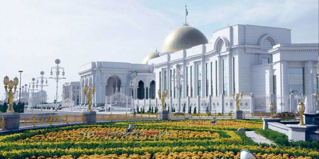 Президент Туркменистана поздравил сотрудников банковской системы с праздником