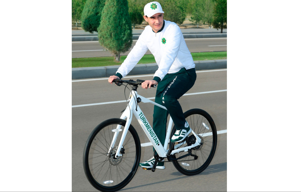 President Serdar Berdimuhamedov took part in the traditional mass bike ride