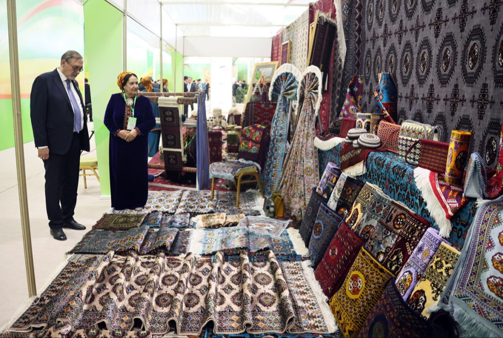 An exhibition of Turkmenistan's economic achievements dedicated to the 33rd anniversary of the country's independence has opened in Ashgabat