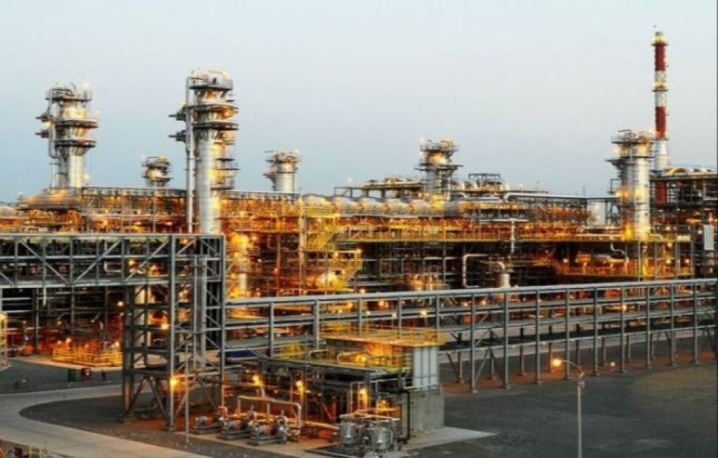 tuerkmenistanyn-aegirt-uly-tebigy-gaz-we-nebit-gorlary-duenyaenin-duerli-kuenjeklerinden-hyzmatdaslary-oezuene-cekyaer
