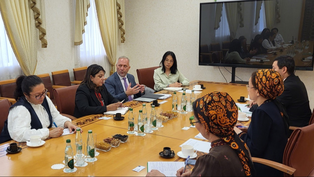 В Министерстве образования Туркменистана состоялась встреча с представителями Азиатского банка развития
